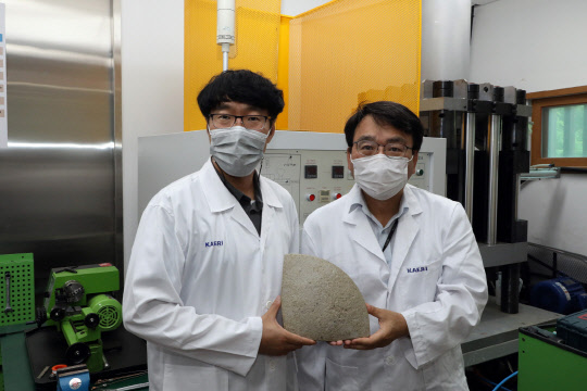 원자력연은 우라늄 방사성폐기물을 디스크 형태의 고형물로 만들어 전체 폐기물의 부피를 크게 줄여 처리하는 기술과 공정을 개발했다. 사진은 폐기물을 고형화한 샘플 모습  원자력연 제공